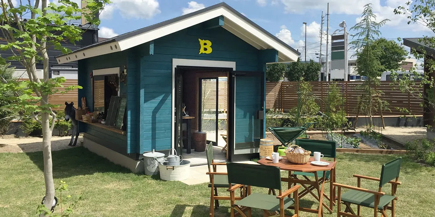 売店・カフェとして活用される小屋型店舗。テラス席のあるログ小屋