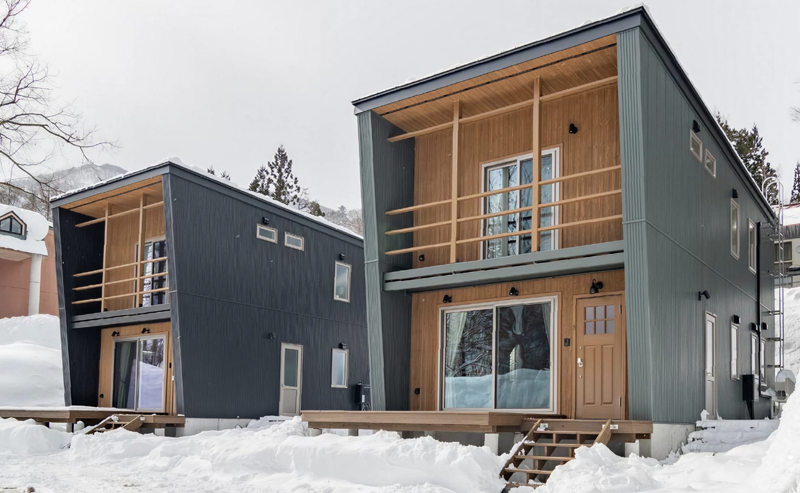 白馬村に2棟並ぶ一棟貸し「Creekside Chalets Hakuba」