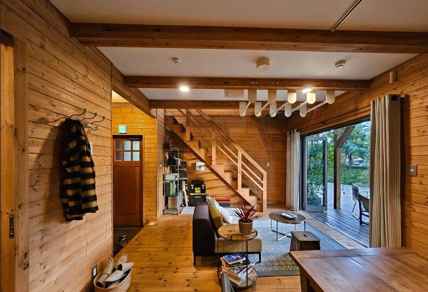 無垢材に囲まれた長屋モデル住戸の1階空間とリビング階段